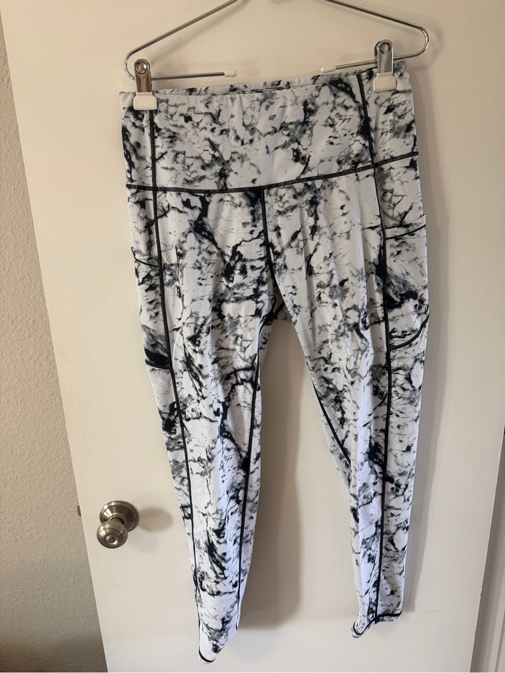Marble-Print Active Leggings - White & Black